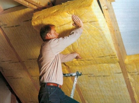 Aislamiento del techo del ático en una casa en construcción y construcción