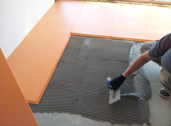 El aislamiento de espuma en el piso es la forma más fácil y confiable