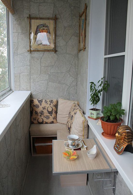 Elija una mesa en el balcón o cómo convertir un balcón normal en una hermosa sala de estar