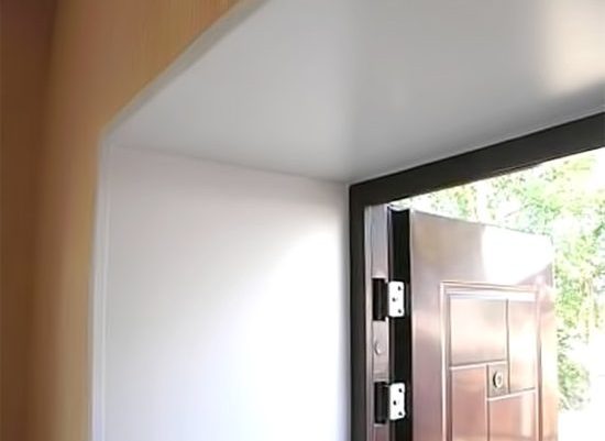 Instalación de pendientes en la puerta delantera: consejos para la selección de materiales