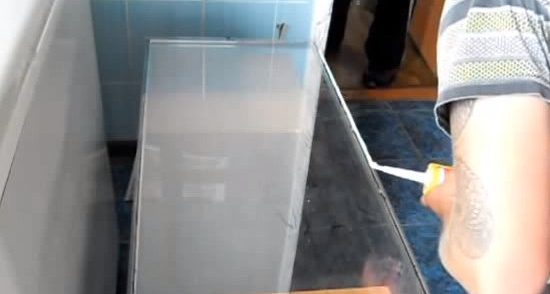 Reemplazo de vidrio en una puerta de plástico de balcón - procedimiento