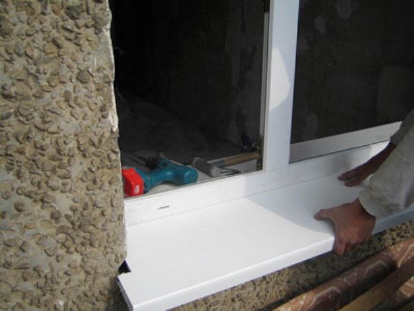 Cómo instalar el alféizar de la ventana de PVC