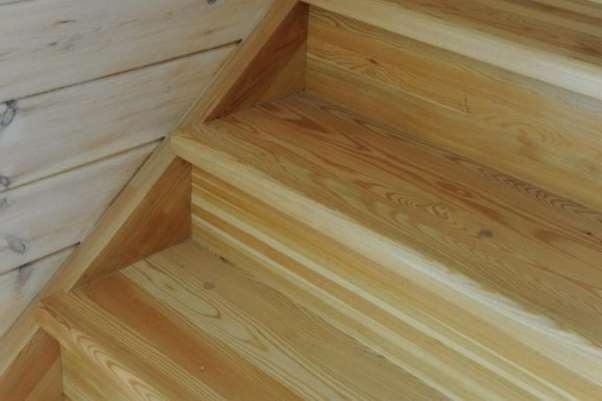 De qué madera elegir una escalera a una casa privada