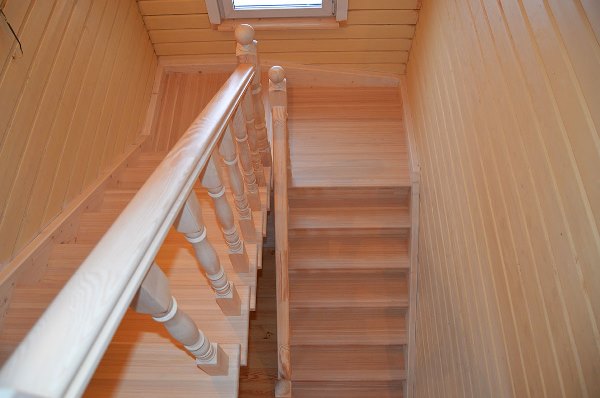 De qué madera elegir una escalera a una casa privada