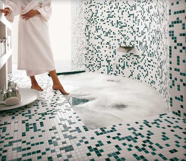 Mosaico En la decoración del baño