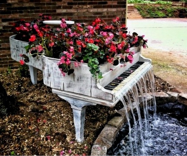 Viejos pianos de cola para las flores