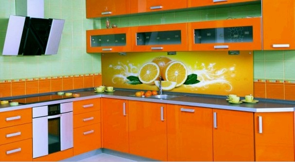 La cocina es verde y naranja