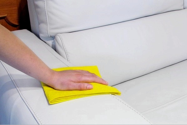 Limpie el sofá con un paño húmedo