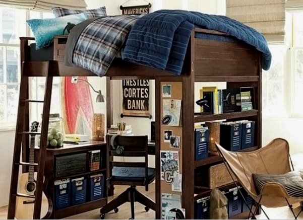 Una cama tipo loft con un espacio de trabajo para adultos