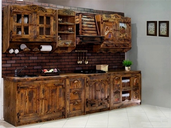 La cocina es de madera con aspecto antiguo