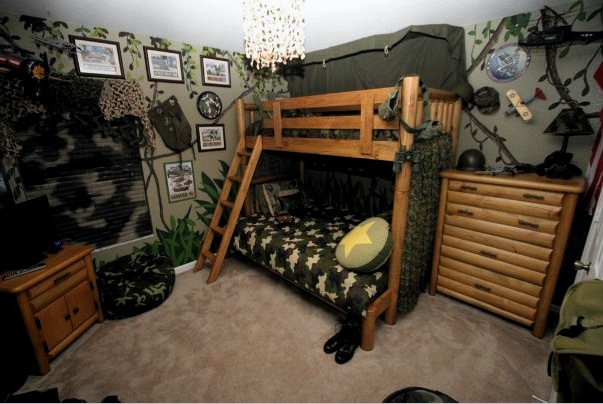 Habitación de adolescente de estilo militar