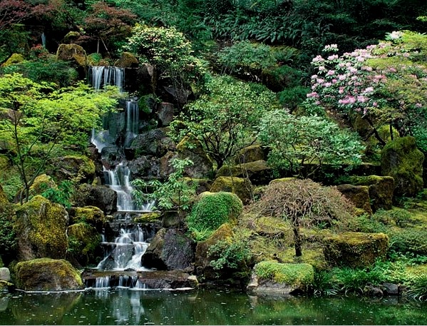 Un hermoso jardín de piedra japonés