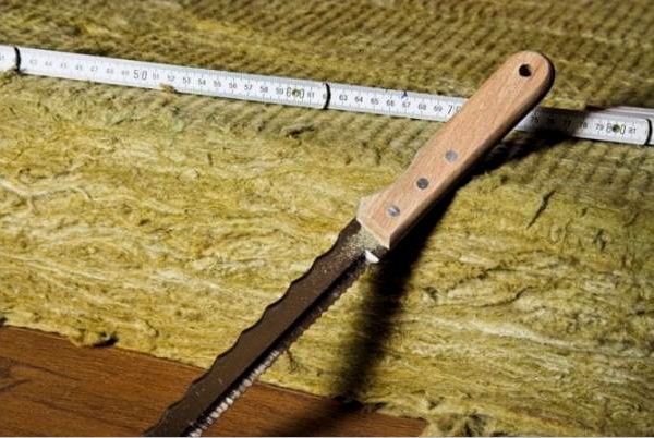 Medidor y cuchillo para cortar lana mineral