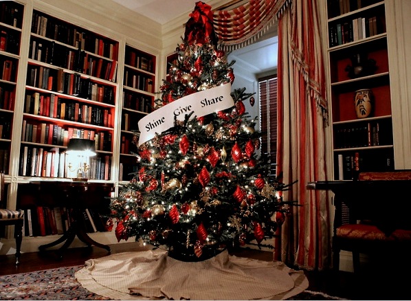 Un gran árbol de Navidad en la casa