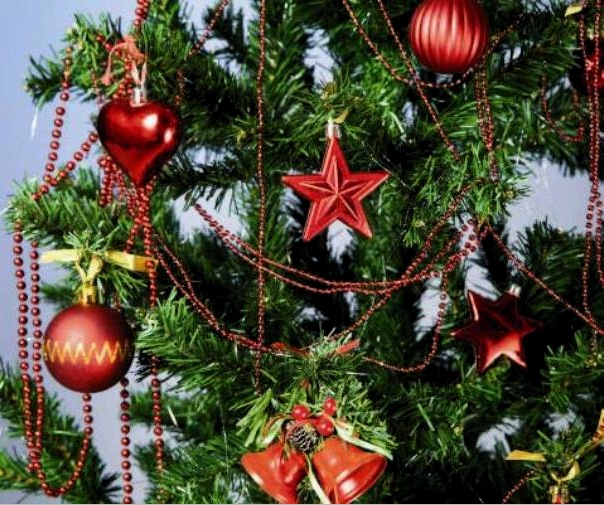 Un árbol de Navidad decorado con cuentas