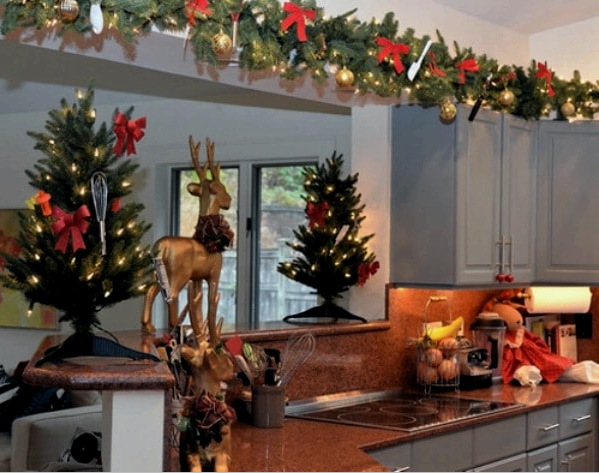 Un pequeño árbol de Navidad en la cocina