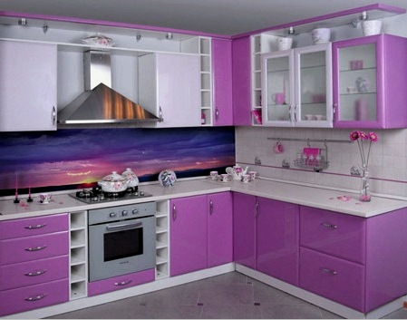 Una cocina con sutiles tonos de púrpura
