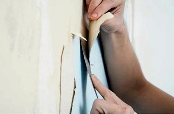 Retire el viejo papel pintado de las paredes