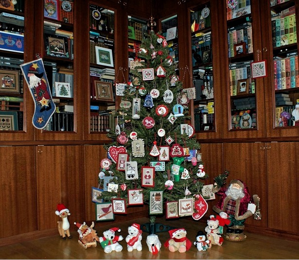 Decoración del árbol de Navidad con postales