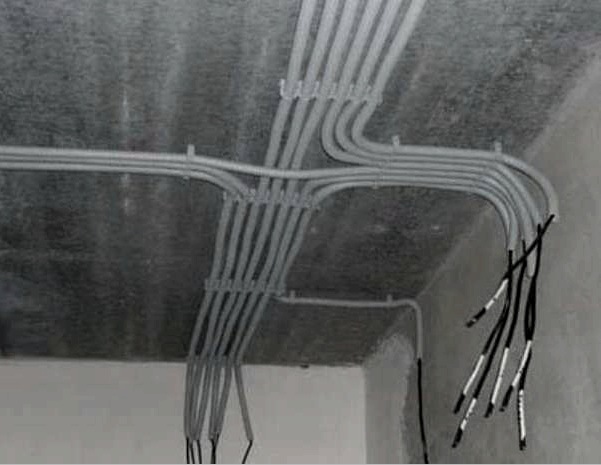 Instalación de un cable en el techo