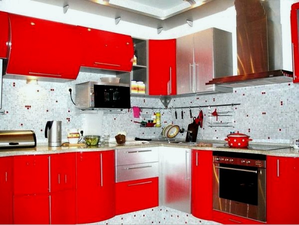 Una cocina de color rojo intenso