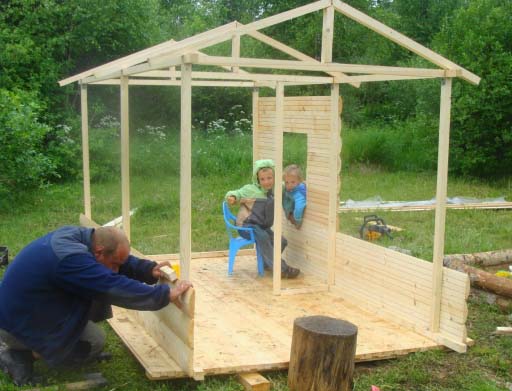 Casa para niños para una residencia de verano: opciones y construcción de bricolaje