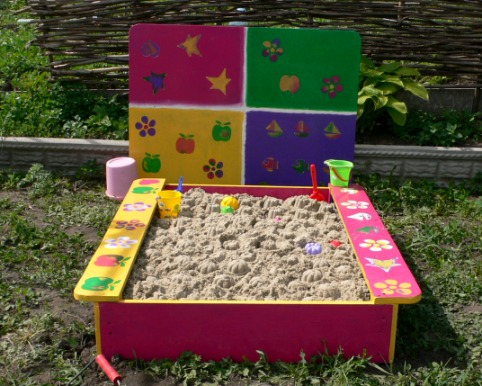 Caja de arena para niños en el país con sus propias manos.