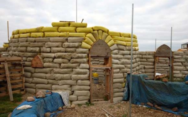Casas hechas de bolsas de tierra y arena - tecnología ecológica Earthbag
