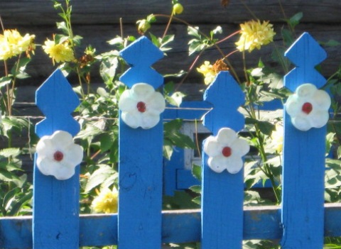 ¿Cómo decorar una cerca en el campo?  Decorando, decorando la cerca con tus propias manos.