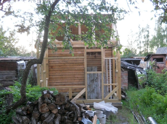 Cómo construí una pequeña casa de baños 4x3 con mis propias manos (reportaje fotográfico paso a paso) - parte 3