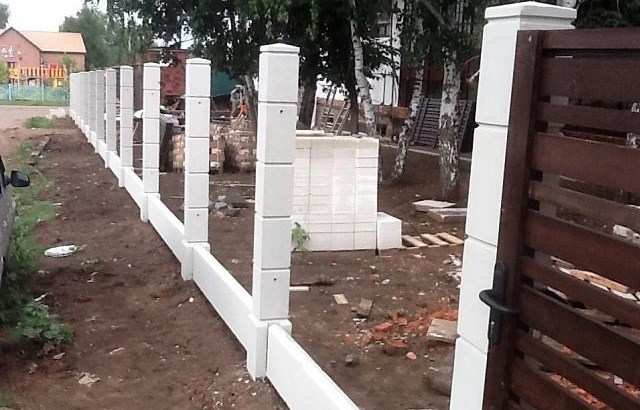 Qué pilares usar para una cerca hecha de cartón corrugado: proceso de selección e instalación