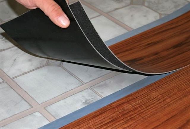 Baldosas de vinilo de cuarzo: características del piso y su instalación.