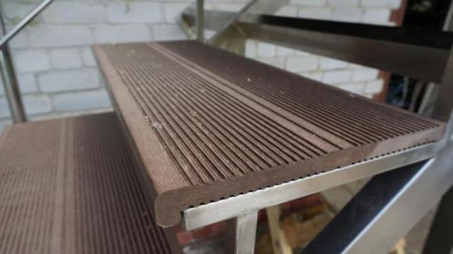 Peldaños compuestos de madera y polímeros para escaleras exteriores