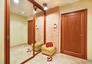 Decorar el pasillo y el pasillo en una casa y apartamento privados: opciones y ejemplos de fotos