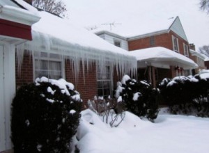 Limpiar el techo de la nieve y el hielo.  ¿Cómo quitar la nieve del techo de una casa?