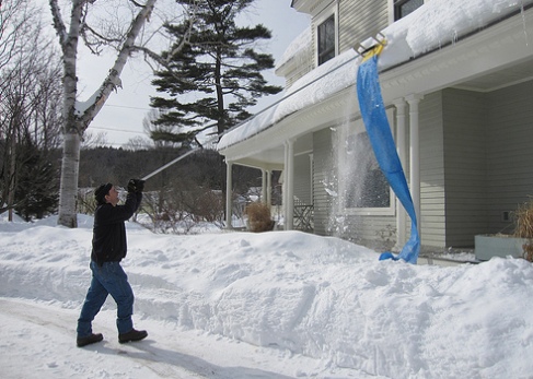 Limpiar el techo de la nieve y el hielo.  ¿Cómo quitar la nieve del techo de una casa?