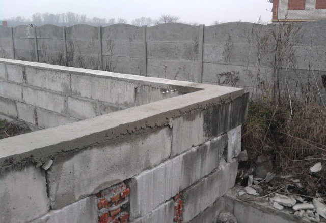 ¡Historia del desarrollador!  Construcción de una cimentación a partir de bloques con piso de sótano.