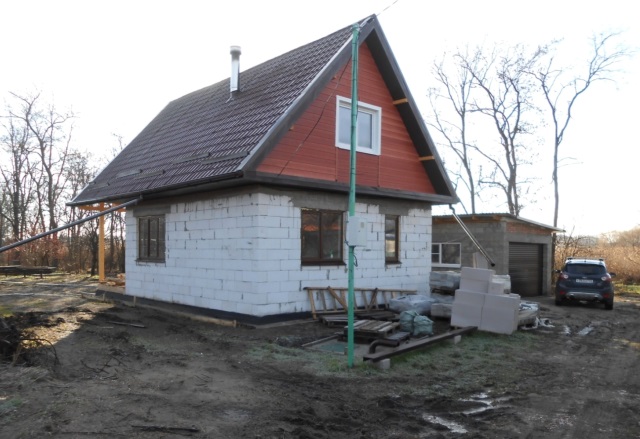Reparación, decoración y disposición de una casa de campo recién construida con ático.