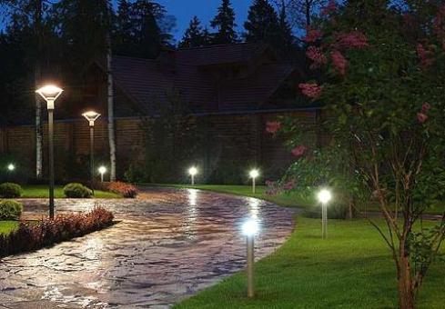 Lámparas y linternas de jardín: opciones para el alumbrado público para casas de verano