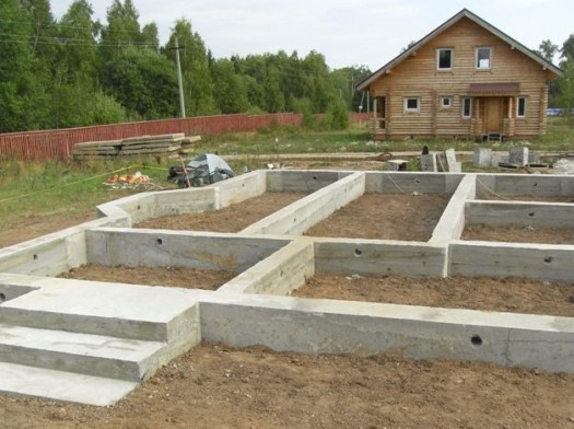 ¿Cuánto cuestan los cimientos de una casa?  Cálculo del costo de las cimentaciones de listones y pilotes.