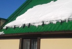 Soportes para nieve en el techo: tipos e instalación en tejas metálicas, cartón ondulado, etc.