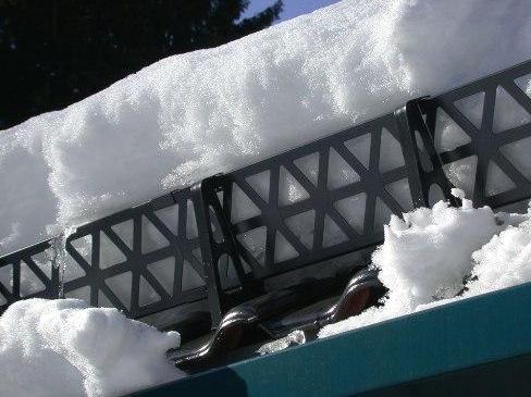 Soportes para nieve en el techo: tipos e instalación en tejas metálicas, cartón ondulado, etc.