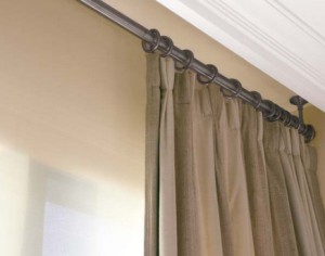 Instalación de barras de cortina.  ¿Cómo colgar la barra de la cortina en el techo y la pared?