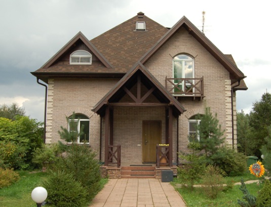 Color de la casa y el techo: características de selección, opciones de combinación de fotos