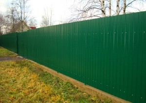 El precio de una cerca hecha de cartón corrugado con instalación: el costo de los materiales y un metro de trabajo.
