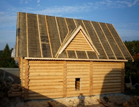 ¿Qué y cómo cubrir el techo de una casa en el campo?