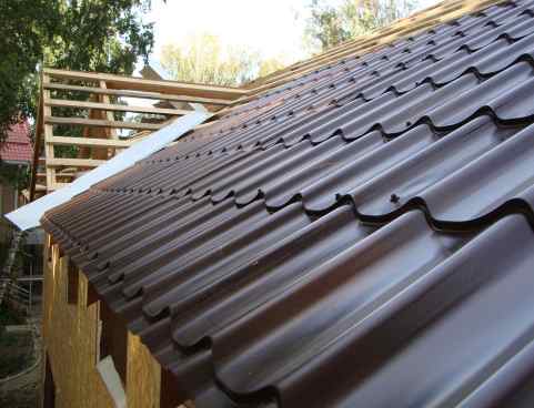 ¿Qué y cómo cubrir el techo de una casa en el campo?