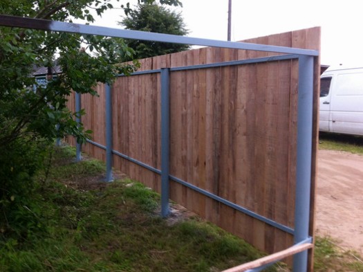 Atornille los postes de la cerca.  Instalación de una cerca sobre pilotes de tornillos.