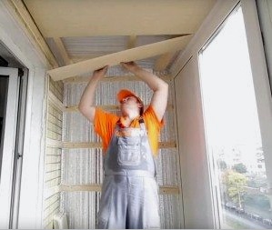 Revestimiento de balcón con tablilla: preparación de la habitación e instalación de acabados.