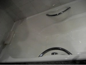 Reparación de bañera con acrílico: limpieza y nivelación, imprimación, aplicación de esmalte, características del método de vertido y del método "baño en baño"